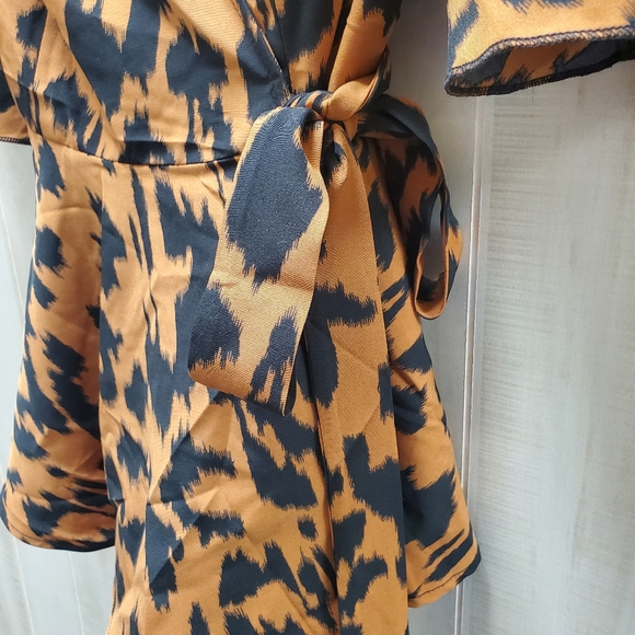 Leopard Plus Wrap Top Flare Sleeve Size OXL - Picture 2 of 7